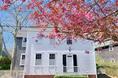 Image de Classic antique Nantucket house on quiet side street off Main st