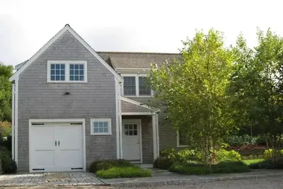 Image de Newly built carriage house on quiet road near town