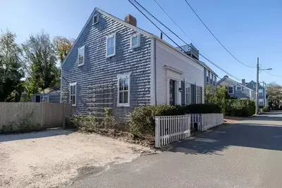 Image de Lovely Nantucket home located near town
