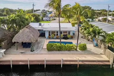 Image de Searenity Retreat! Waterfront Home With Private 60 ft Dock, Pool, Tiki, Bbq