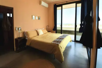 Image de Simple stay, big views! Private room, saltwater pool, and ocean views