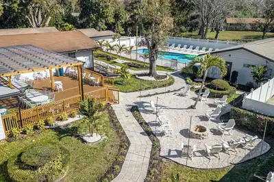 Image de 2 Homes Private Estate with Heated Pool Spa and Pickleball Sleeps 36 Guests