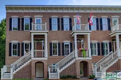 Image de Stylish newer home with classic Southern charm, located in the heart of Downtown Savannah. Only two blocks from Forsyth Park and close to shops, restaurants, and more.