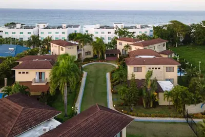 6 bedroom Villa steps from the beach