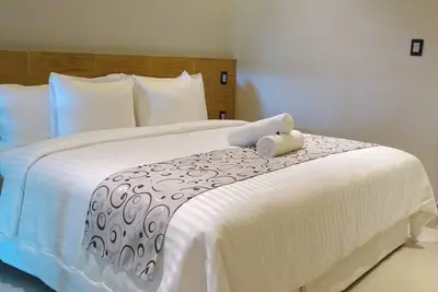 Image de Two King Rooms w/ Rooftop Access + Walk to Restaurants, Park & Local Attractions