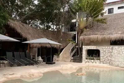 Image de Affordable and Upscale Mayan-Style Room Perfect for Exploring