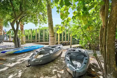Image de 2 bedroom Waterfront Cottage on the Manatee Pocket. Beach firepit & Paddleboards