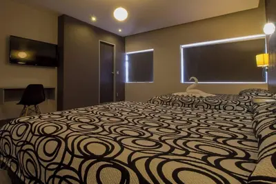 Image de Three Modern and Vibrant Rooms Just Minutes from Attractions, Shops, and Dining