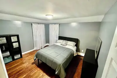 Image de Welcoming 3-bedroom apartment in Springfield Gardens for your stay