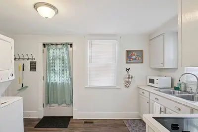 Image de Prime Uptown Maumee Location - charming historic 2 br w/ fiber WiFi!