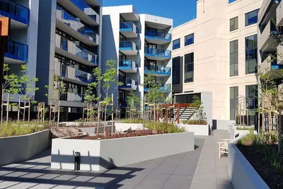 Image de Stylish two-bedroom stay near Southland, beach, cafés, dining, and trains.