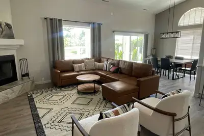 Image de Hole in One! Beautiful home on the Golf Course.