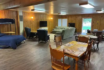 Image de 1-bedroom family get away house with huge open living area, and six beds.