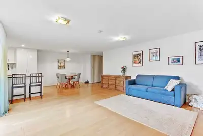 Image de Stylish 3br townhouse near cafés, beach, parks, station, and Mordialloc dining.