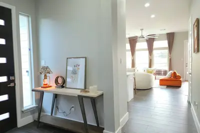 Image de The Pershing Lodge. 3br Sleeps 9. 10 mins from Rodeo. Homey space.