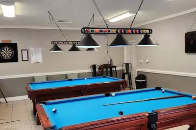 Image de Cozy 2-bedroom cottage in Riverview with Ac and pool, pond view, on river!