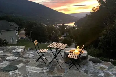 Image de Inviting 2 Bedroom upper suite, with spectacular view for extended seasonal stay