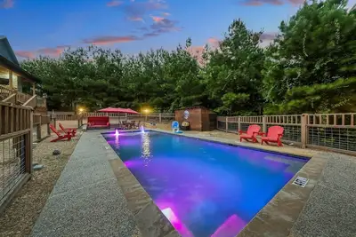 Image de \"Hochatown Luxury with Private Pool, Hot Tub, Shuffleboard