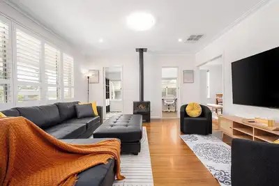 Image de Spacious Multifunctional 5br Retreat with Backyard