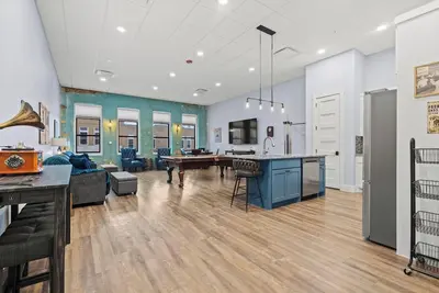 Speakeasy w/Main St. View•Pool & Poker Table