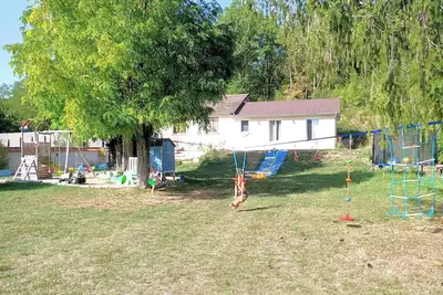 Image de Grande maison de famille avec véranda et grand terrain