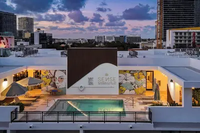 Image de Sleeps 12 • 2 Suites in New Luxury Hotel w/ Rooftop Pool | Sense28 by AvantStay