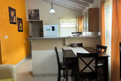 Image de Cozy 3 bedroom 2 bathroom house in a secure neighborhood with dining & amenities