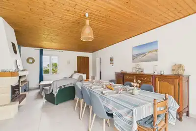 Image de 800m de la plage, jolie maison pour 6 avec jardin