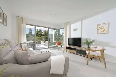 Image de Bright Modern Apartment with Stunning Natural Views