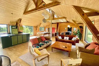 Image de Les Prés Grand Lodge - Séchoir en bois à la campagne