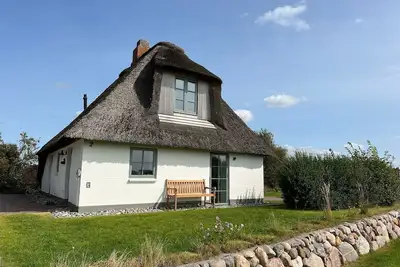 Image de Thatched roof house Deichperle: sauna and garden idyll near the sea