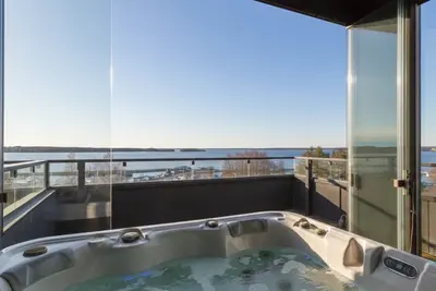 Image de Luxurious 7th Floor Penthouse with Private Jacuzzi & Sauna