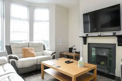 Image de 5 bedroom house, free parking, near football, sleeps 8