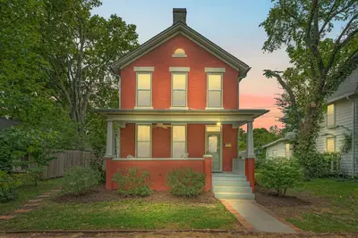 Image de Spacious 4 bedroom property which includes private studio in downtown Lawrence.