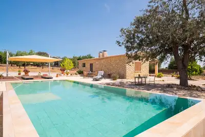 Image de Villa avec façade en pierre et piscine - Villa Erdei de Buteasa y Preluca