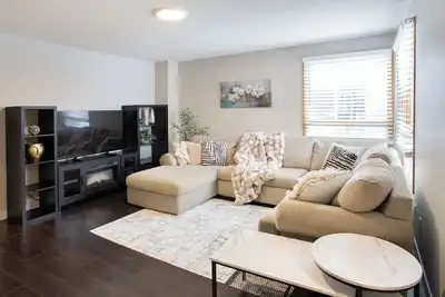 Image de Spacious + Cozy in the Heart of Town