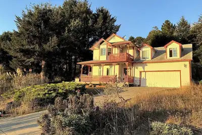 Image de Helter Shelter- Ocean-View Victorian style home