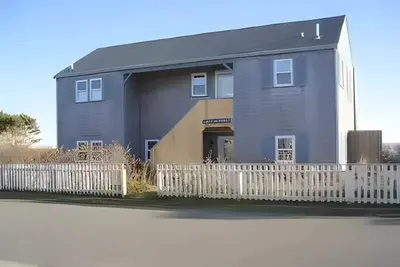 Image de Gorgeous upside down style home with expansive ocean views