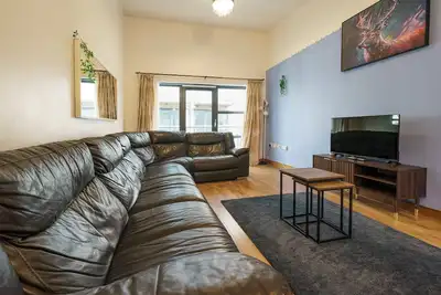 Image de Spacious 2 Bed in City Centre | Gym and Parking - Pass the Keys