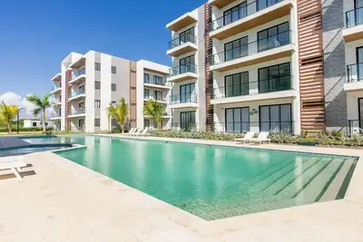 Image de 1 bedroom, pool, gym, and artificial beach