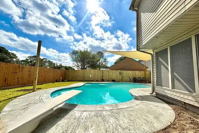 Image de Entire 4 bedroom home with private pool and backyard.