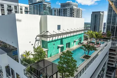 Image de Urban Oasis Luxury Suite- Sky High Amenities