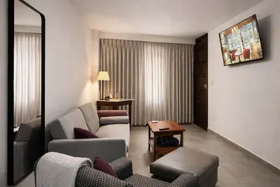 Image de Modern, cozy and private. Brand new apartment 5 minutes from downtown.