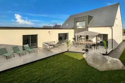 Image de villa d'exception avec piscine intérieure. \nplage à 300m 14 personnes.