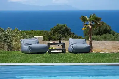 Image de White Stone Elegance with Pool, Jacuzzi & Golden Sunsets