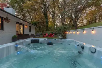 Image de Fairview Cottage located 15 min. to Asheville