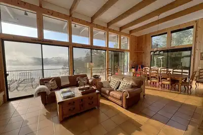 Image de Naci Lakefront Paradise, 5 bedroom home next to the marina