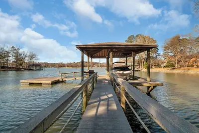 Image de Spacious Lakefront Home in Quiet Cove, w/Boat Dock, Wraparound Decks, & Great Rm