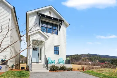 Image de Modern & Stylish 2/2. 5 Home Mainstreet Clayton!