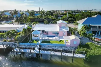 Image de Sombrero Sunrise 5br/5ba, 1/2 mile to Sombrero Beach, Pool & 75ft Dockage, Newly Renovated